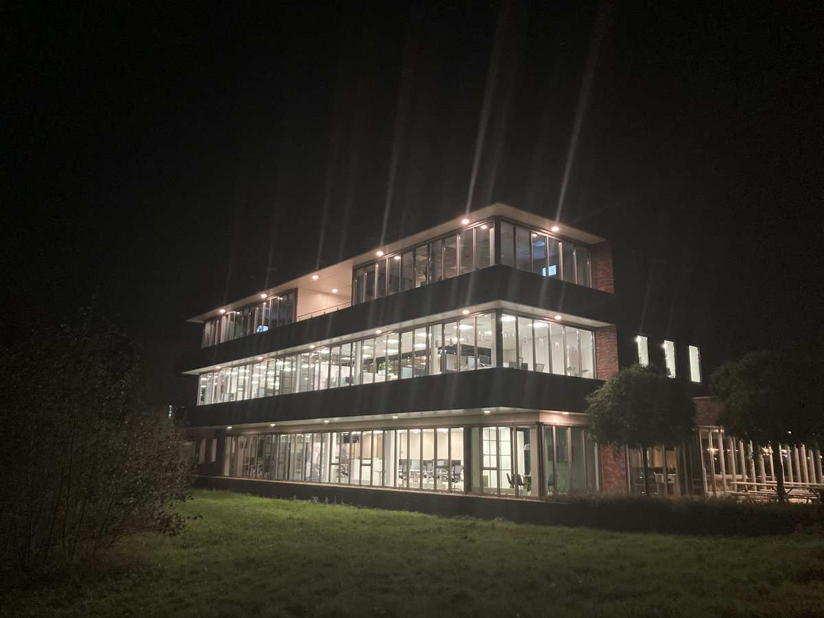Dickbenik's tweet photo. Bij het @unive gebouw op de #Oosterenk in Zwolle hebben ze vanavond om 19:30 uur de lichtknop nog niet gevonden 😧.
@gemeentezwolle kunnen jullie hen helpen? https://t.co/UEF4ivWyHq