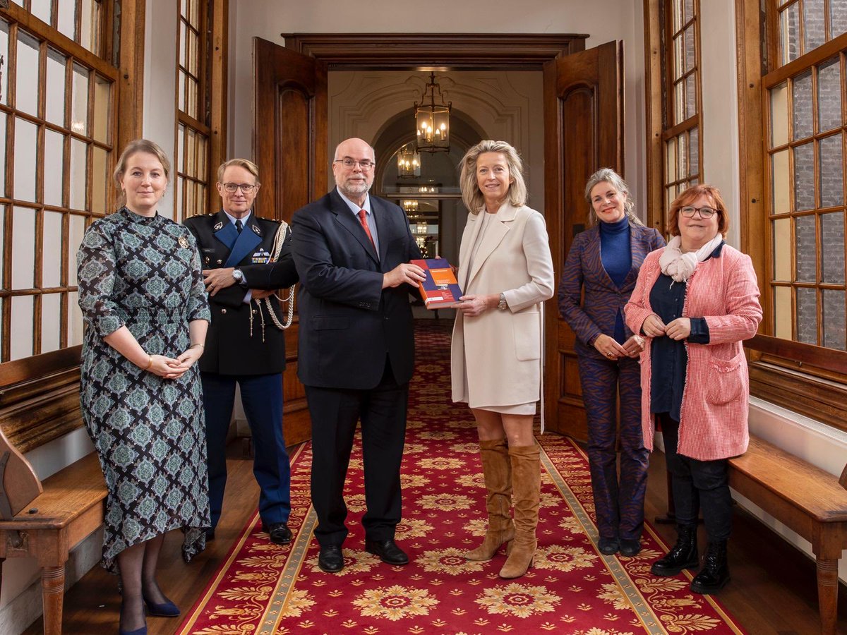 Met plezier overhandigden wij het 1e exemplaar van het Handboek ⁦<a href="/Marechaussee/">Koninklijke Marechaussee</a>⁩ aan ⁦⁦<a href="/DefensieMin/">Ruben Brekelmans</a>⁩ Ollongren Een naslagwerk voor onderwijs, praktijk én wetenschap! Grote dank aan alle auteurs, mede-redactieleden &amp; ⁦<a href="/WoltersKluwerNL/">Wolters Kluwer LR NL</a>⁩ ! ⁦<a href="/WarStudiesNLDA/">WarStudiesNLDA</a>⁩