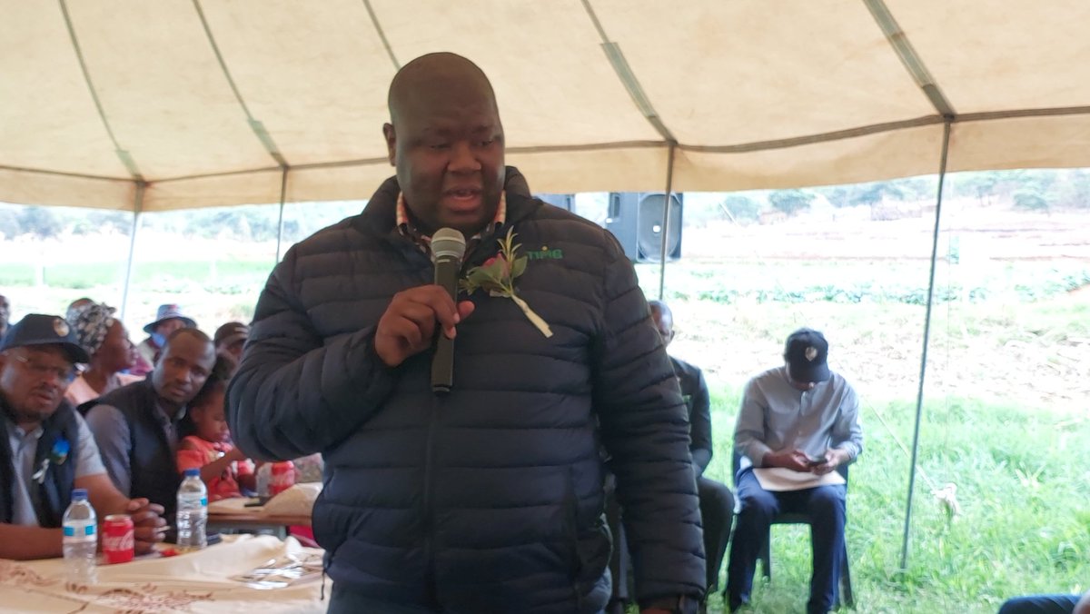 MoLAFWRD_Zim's tweet photo. #BounceBackBetter
The PS for @MoLAFWRD_Zim, Dr @Basera_John officiated at a Forage and Pasture Production  Field Day at Visa Farm owned by Mr Trymore Muderere in Mvurwi today. https://t.co/9m4diifU86
