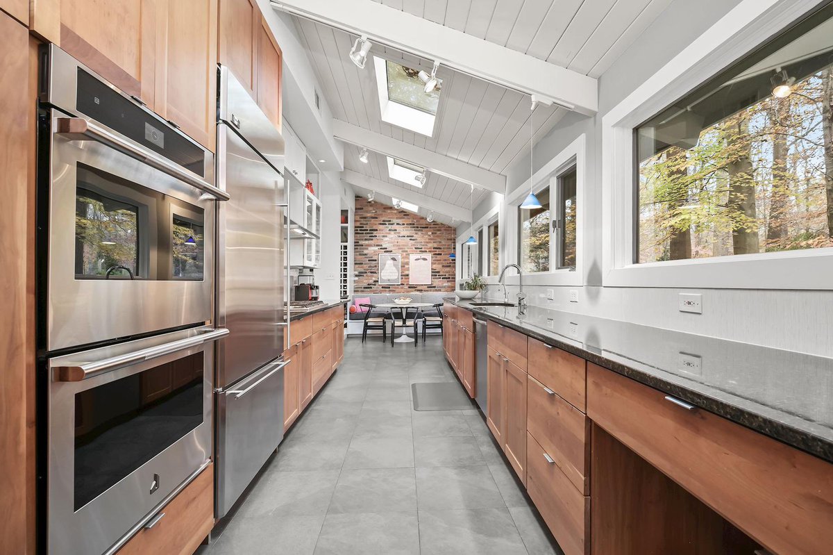 MegandAlison's tweet photo. #JustListed and #OpenHouse on Sunday 11/13, 2-4 PM! 10113 Bevern Lane- 5 BD/4.5 BA Mid-Century Modern w/ floor-to-ceiling windows, over an acre of land,4,365 sq ft on 2 finished levels. $1,550,000
#dcrealestate #mdrealestate #varealestate #washingtonfineproperties #wfpagents https://t.co/MrzTi1YS5V