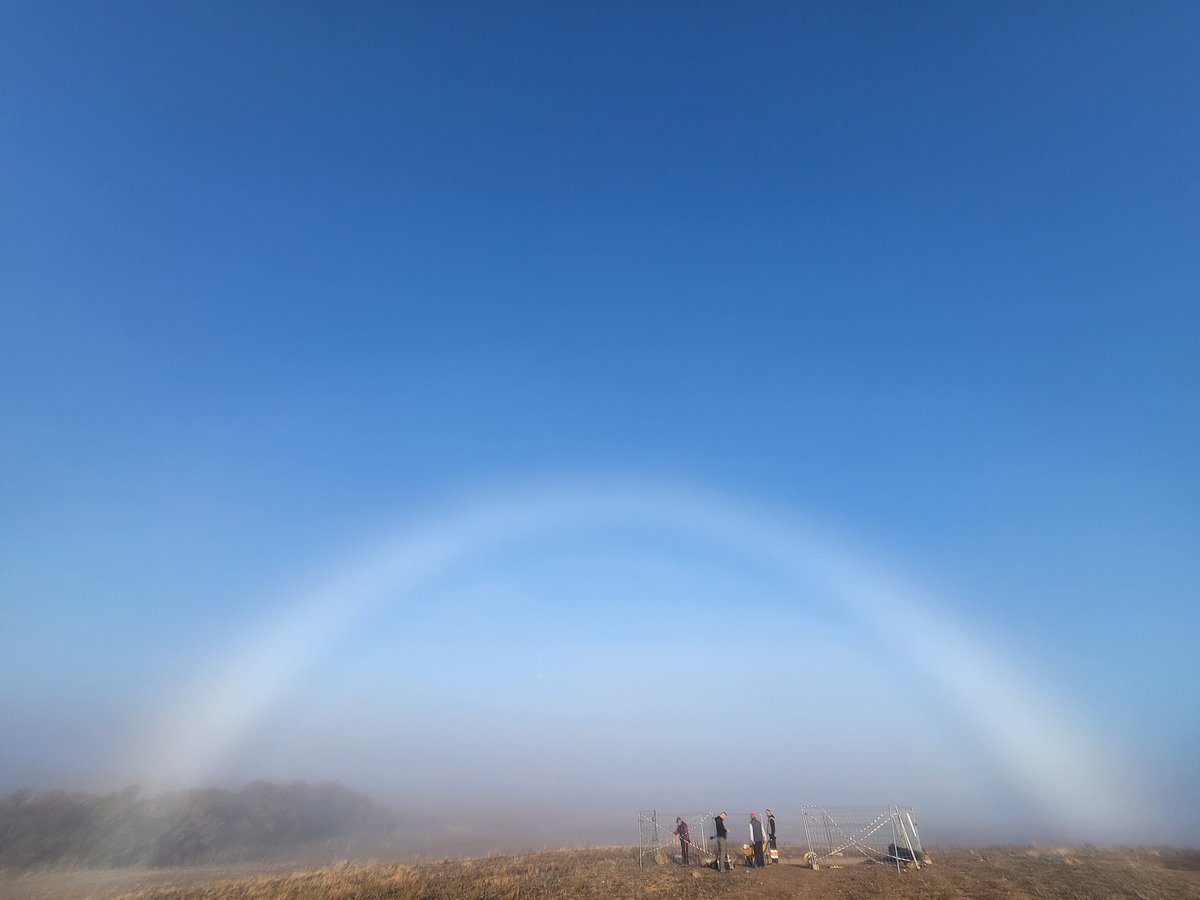 No recuerdo haber visto nunca un arcoiris blanco. Es lo que tienen los despachos de los arqueólogos.
Hoy era pórtico glorioso en las excavaciones en Mellaria de <a href="/Univcordoba/">Universidad Córdoba</a>. Para los antiguos, un prodigio. Para mi, excavar Mellaria lo es. Pronto nos vemos con buenas noticias.