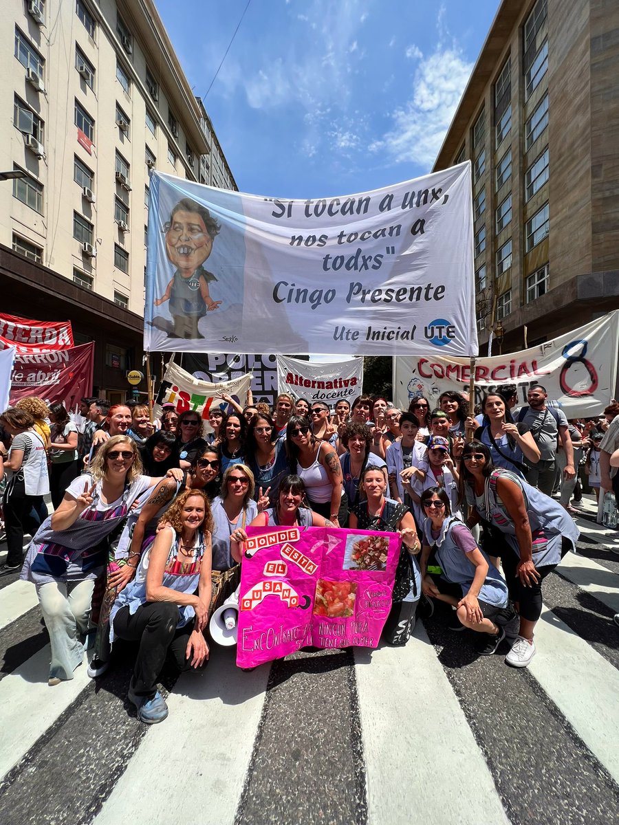 mononagutierrez's tweet photo. 📌Hoy paramos y nos movilizamos 🗣porque una vez más el Gobierno de Larreta y Acuña aprobará un presupuesto a la baja 📉 
Con una legislatura cercada de policías👮🏻‍♂️👮🏻 y vallas , de espaldas a las trabajadoras de la educación, de la salud y de la cultura. 🥼👩🏻‍⚕️🎭 https://t.co/MqSdwaspy8