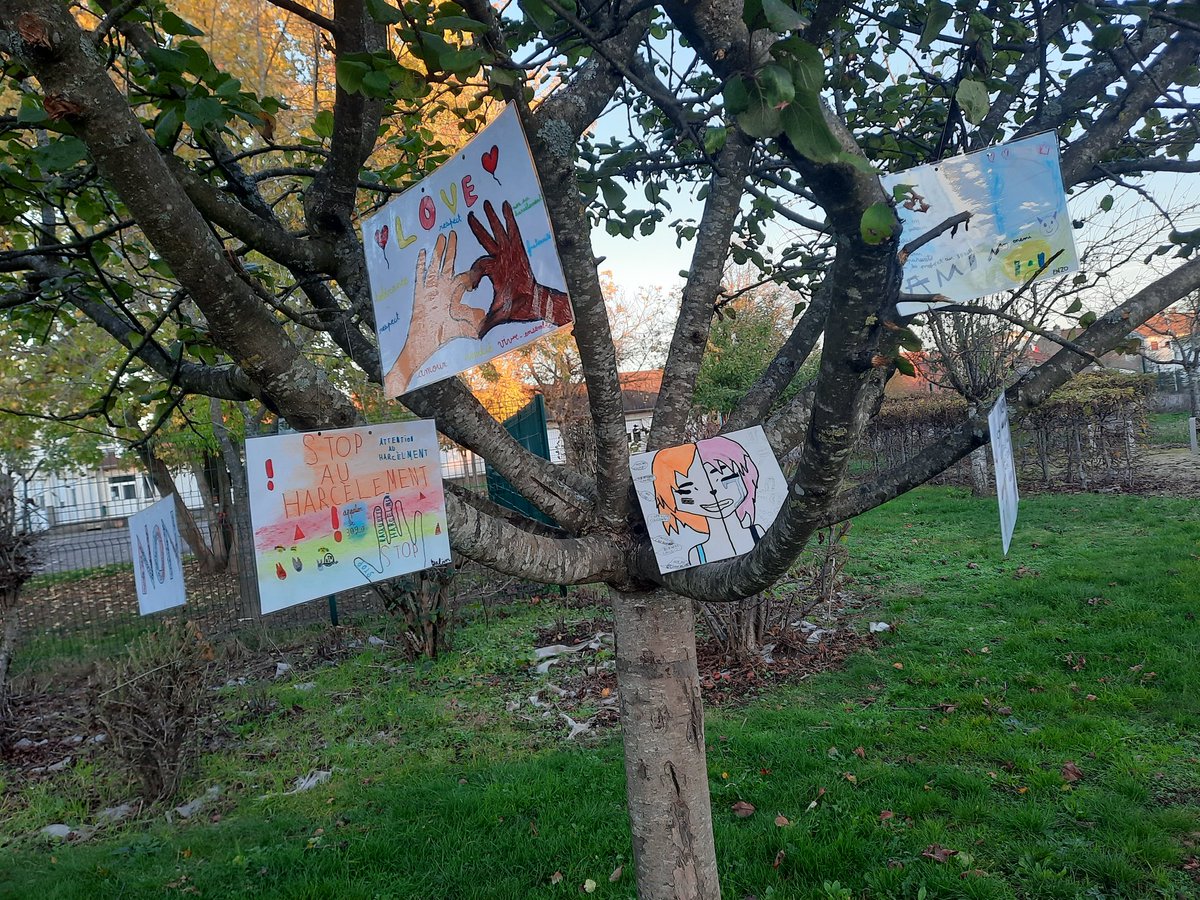 Les CE2-CM1 de Saint-sauveur mobilisés contre le harcèlement #NAH #NonAuHarcèlement 
"NON au harcèlement, OUI à la tolérance !"