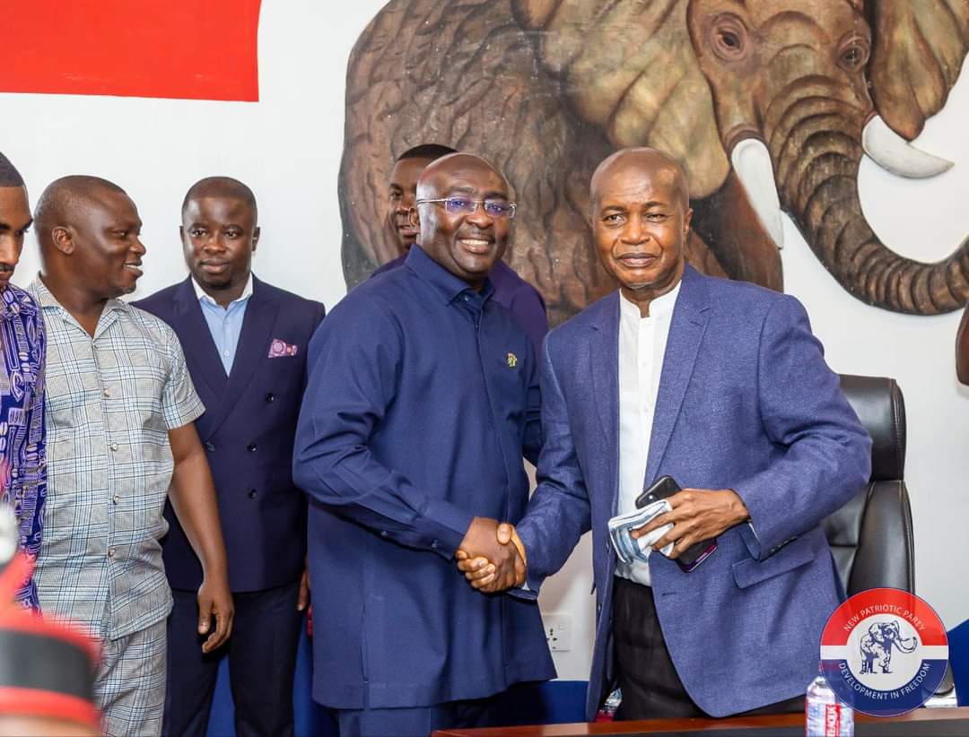 StephenNtim's tweet photo. Yesterday, Nov. 9, 2022, the Vice President, Dr. Mahamudu Bawumia paid a working visit to the headquarters of our party, the NPP at Asylum Down, Accra. The visit provided a platform to discuss issues of common interest to both the party and the government. https://t.co/SXjyiUKidF