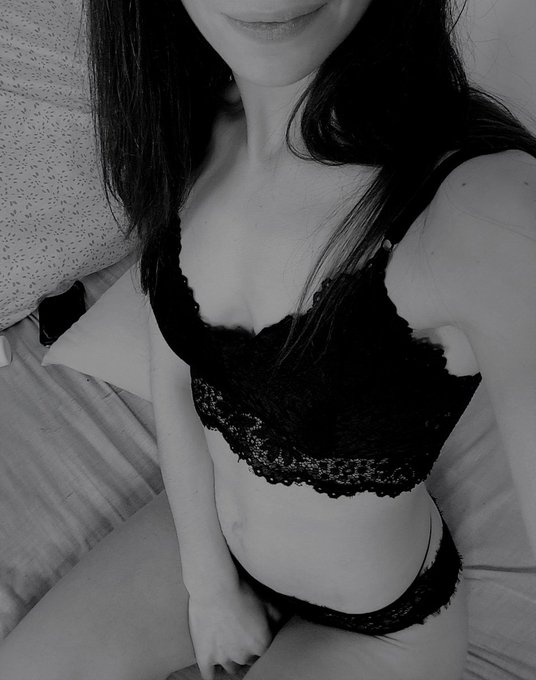 Ma vid&eacute;o PH h&eacute;site pas a voter pour me soutenir :) tu peux le faire une fois par jours ca m'aide beaucoup<a href="/tag/photography"class="tags"><span>#photography</span></a><a href="/tag/femme"class="tags"><span>#femme</span></a><a href="/tag/photographie"class="tags"><span>#photographie</span></a><a href="/tag/noiretblan"class="tags"><span>#noiretblan</span></a>