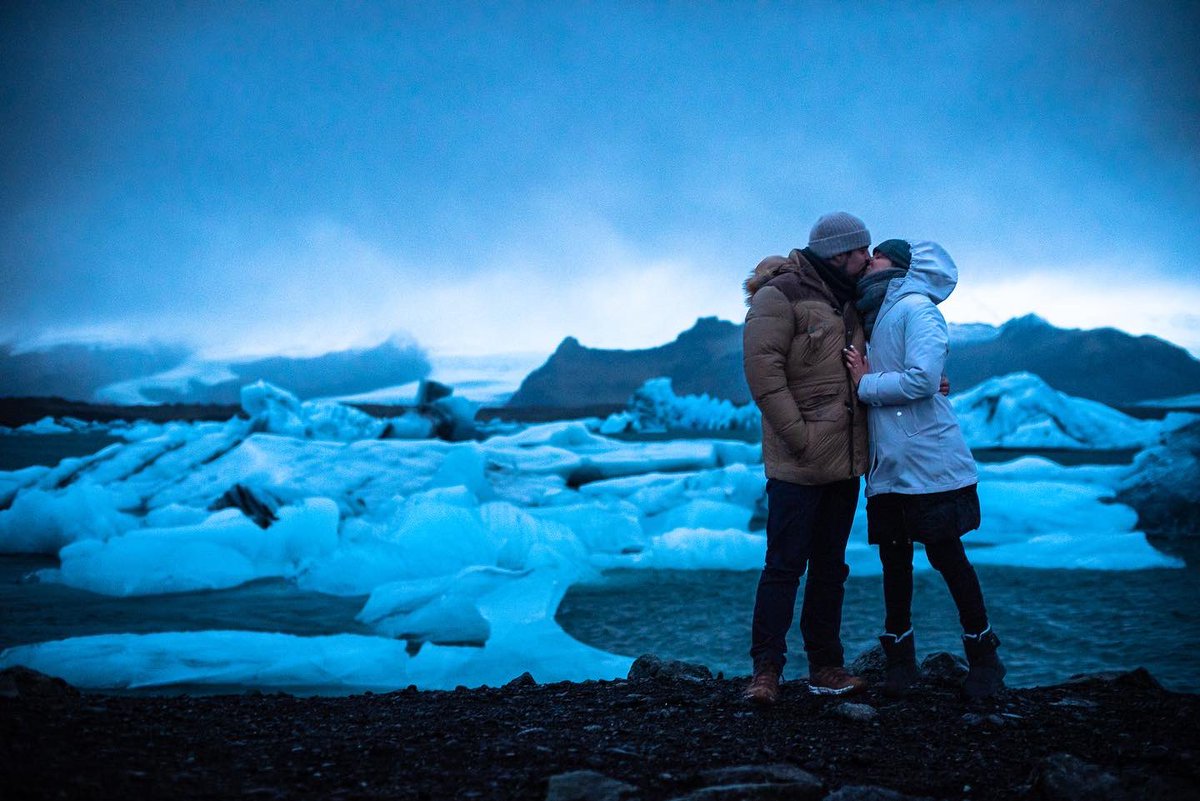 Ricardo_LoSi's tweet photo. La mujer de mis sueños me dijo que sí en una isla íntima y remota, bañada por las feroces aguas del Atlántico Norte y custodiada por volcanes, glaciares, géiseres y campos de lava. Finalmente sentí la nostalgia del presente de la que hablaba Borges, bajo el gran día inmóvil. https://t.co/GpvRVMGw2Y