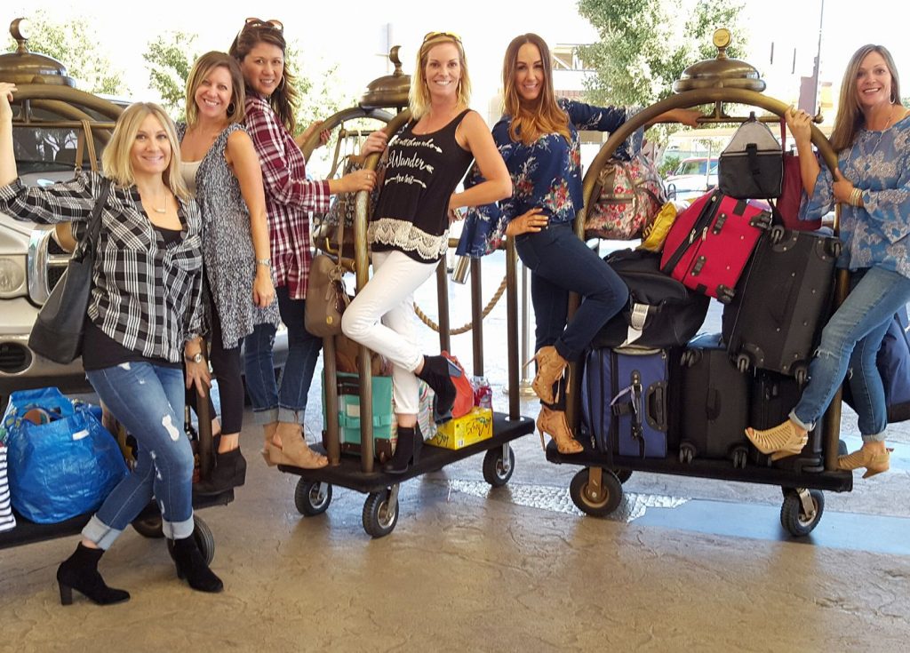 LakeofBaysARTS's tweet image. It's #GirlfriendsGetaway weekend &amp;amp; #artsloop members of #Lakeofbays are ready to make it memorable. #ArtistStudios #Artandcraft #Galleries, #pubs and #Retailtheraphy await your arrival.  Plan your visit on our #ArtsloopMap artsloop.ca/the-loop/
#lobarts #lakeofbaysarts #muskoka