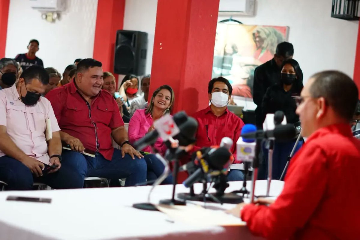 PartidoPSUV's tweet photo. #LoDijo 📝

"Es la participación activa de las y los revolucionarios quienes mantienen los principios fundacionales en el territorio. Esas son las raíces más profundas del PSUV y las que determinan la lógica de un partido democrático socialista", Jorge Arreaza.

@jaarreaza https://t.co/w0jjxpnPM7
