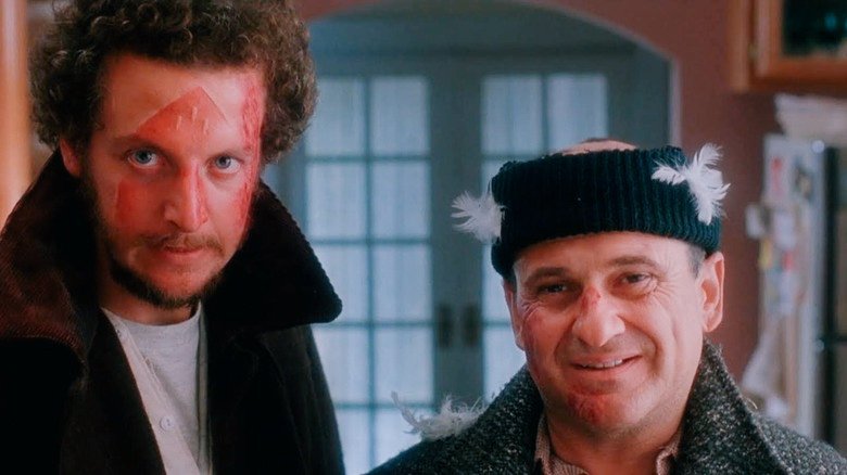 Un día como hoy hace 32 años, se estrenó en cines "Home Alone" (Mi pobre angelito). La cinta que se volvió un clásico obligado en cada navidad. 🏠🎄