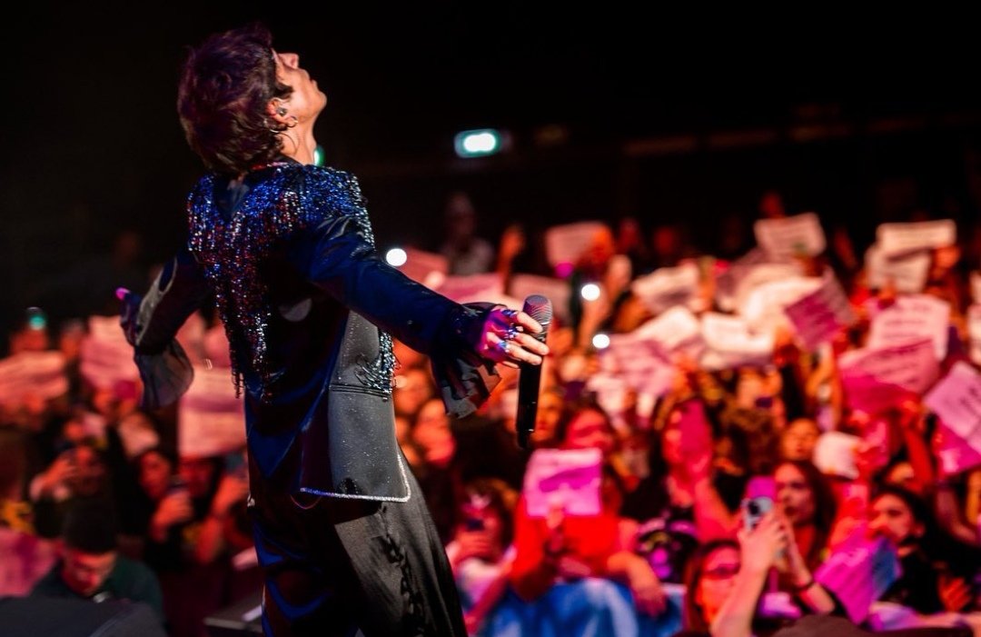 YoSoyLaQueen's tweet photo. Quanto è bella questa foto, trasmette felicità immensa vederlo così, davanti alle sue persone venute da tutta Italia a vederlo e io onorata di esserci stata, questo è l'inizio del raggiungimento di tutti i sogni urlati in cameretta💖
#alexwyse #atlanticolive #ciocheabbiamodentro https://t.co/8aYBitFctM