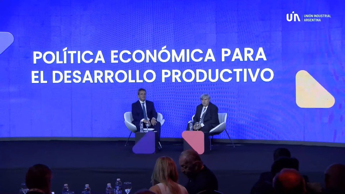 “Vamos a cerrar el año superando la meta de reservas y cumpliendo con el 2,5 de déficit fiscal, que junto al fortalecimiento de reservas, sirve para estabilizar macroeconómicamente”-Sergio Massa en #ConferenciaIndustrialUIA #ProducirTransforma 💪🏻👏🏼💪🏻👏🏼