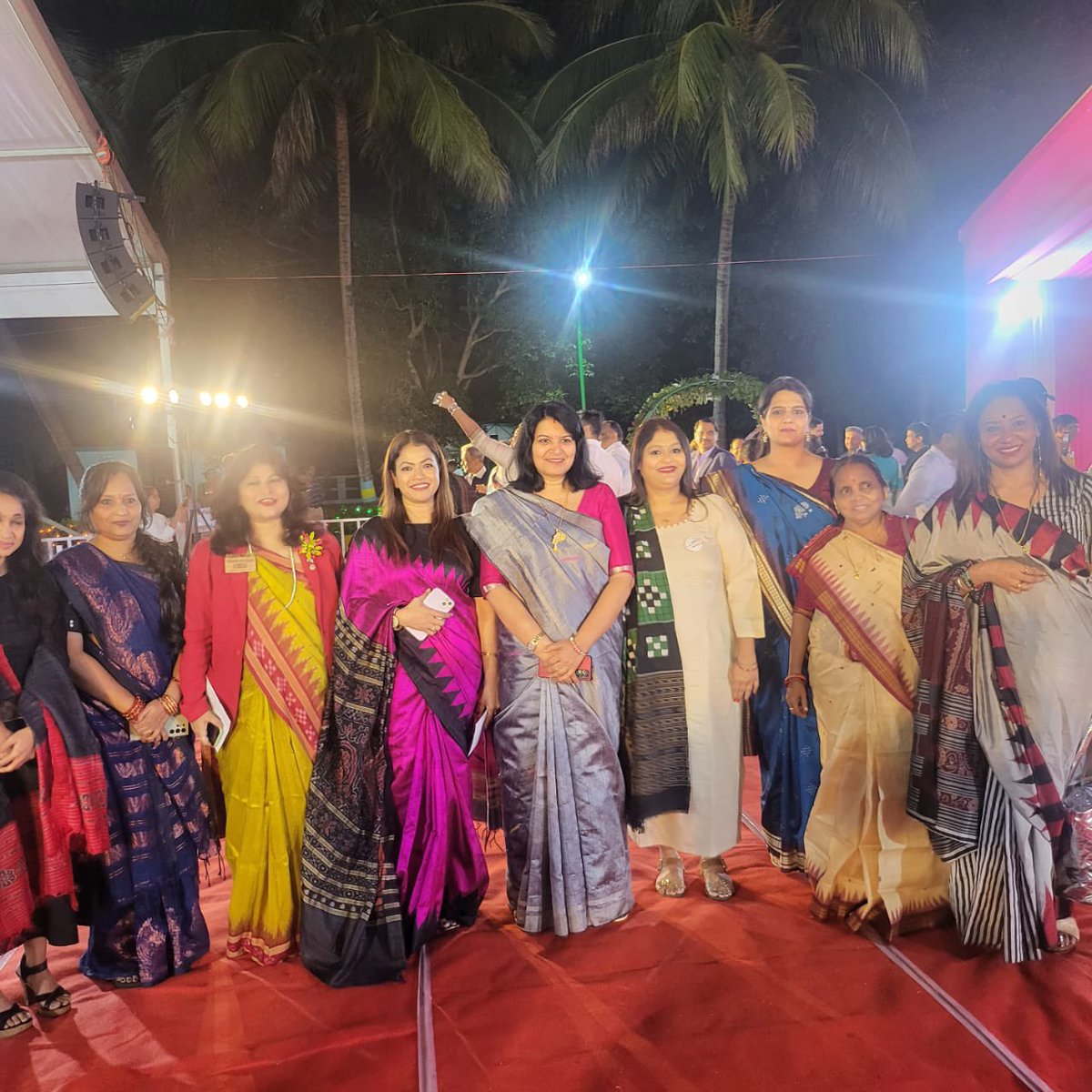 CSSunitaM's tweet photo. Heart Warming welcome to  the pride of odisha our very own honourable president madam @rashtrapatibhvn ♥️ proud to be an Odia and yes it’s women power @AprajitaSarangi @FLOBhubaneswar https://t.co/EWkmjtVTmm