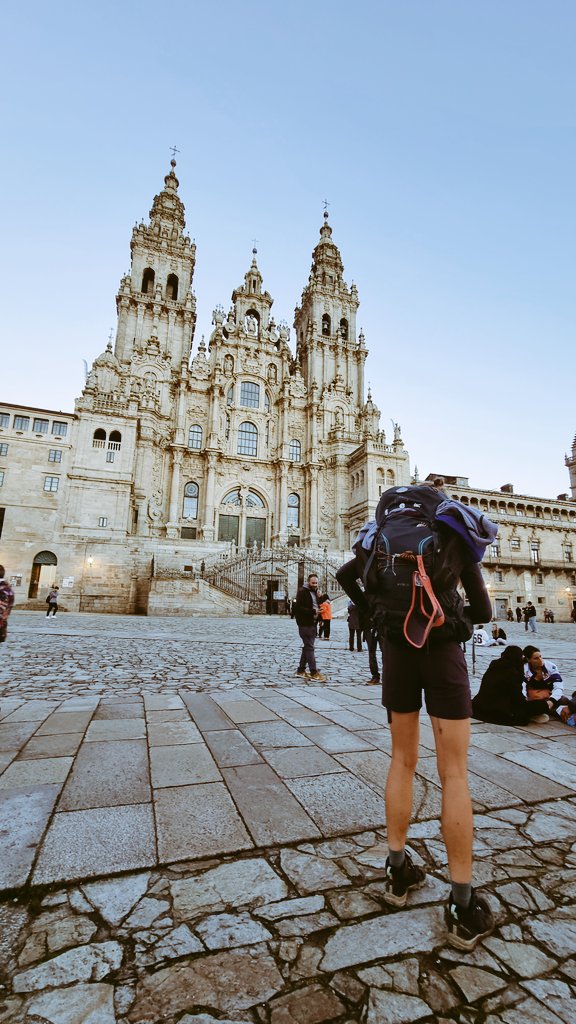 Even van de twitterradar geweest, hier een kleine update: 

Utrecht, 27 juli 2022. 
Santiago de Compostela, 10 november 2022.

De 2592 km daartussen wandelend, verwonderend, huilend, lachend, dansend en wervelend.

Slow &amp; conscious travelling in a world full of speed 😏🧡💜.