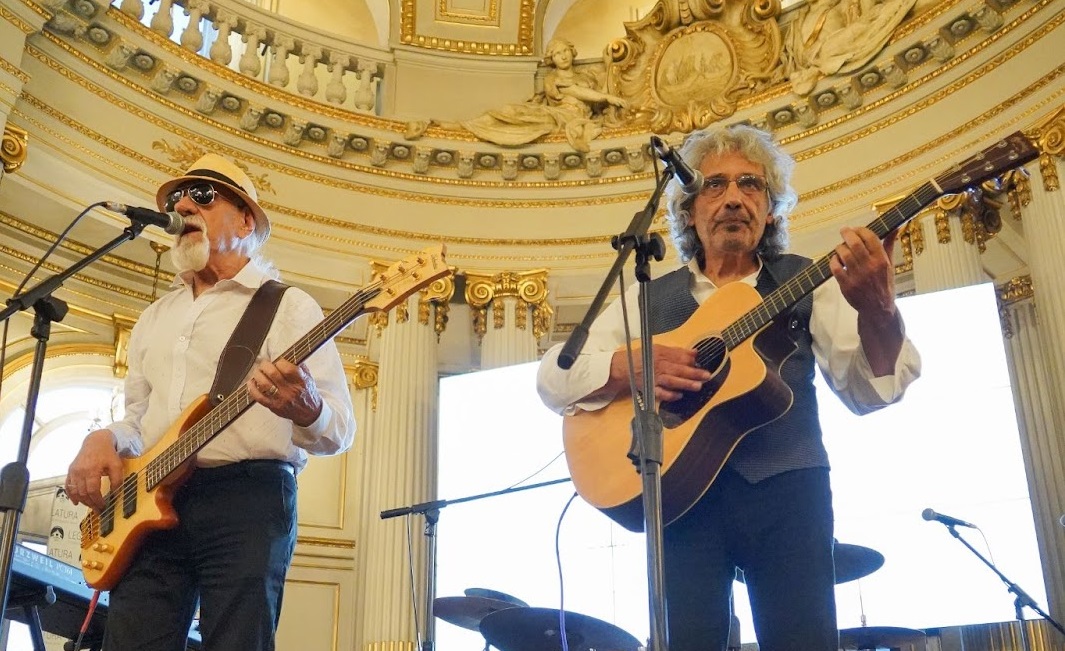 intheflowpress's tweet photo. Willy Quiroga fue declarado ayer Personalidad Destacada de la Cultura de la Ciudad. Celebró más de 50 años de trayectoria junto a una gran cantidad de invitados y volvió a compartir el escenario con Ricardo Soulé. Leé la nota acá: https://t.co/kqikVFV0Mo https://t.co/Nz92GCC3G0