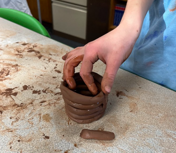 EdwardsHallPri's tweet image. Year 4 experimentation lesson with clay, practising the coiling technique, smearing the clay to smooth it and adding lids/handles. #disciplinedlearningbehaviour #developingtechniques #craftingandimproving