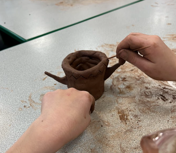 EdwardsHallPri's tweet image. Year 4 experimentation lesson with clay, practising the coiling technique, smearing the clay to smooth it and adding lids/handles. #disciplinedlearningbehaviour #developingtechniques #craftingandimproving