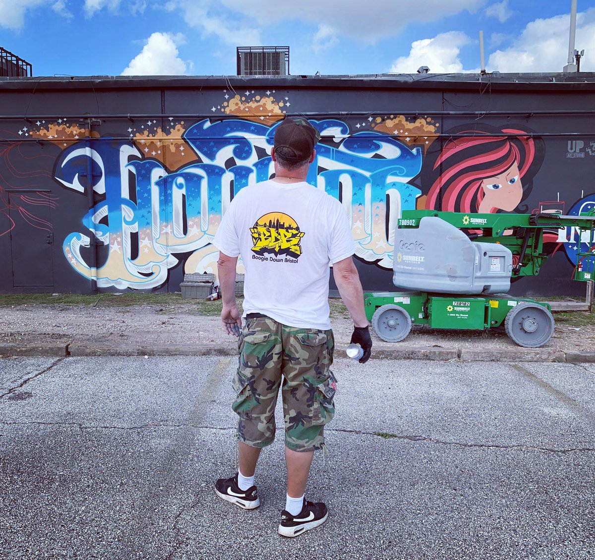 #Houston #Astros Wall 2 underway at Karbach Brewery a giant 72ft long beast  #nasa <a href="/upartstudio/">Up Image&ArtStudio</a> #bigwallsbigdreams #allcity #htown #spacecity #bristol #london #graffiti #graffitiart #streetart #urbanart thanks <a href="/karbachbrewing/">Karbach Brewing</a>  <a href="/montana_colors/">montanacolors</a> #Texas #muralfestival 📷@shotbyj5d