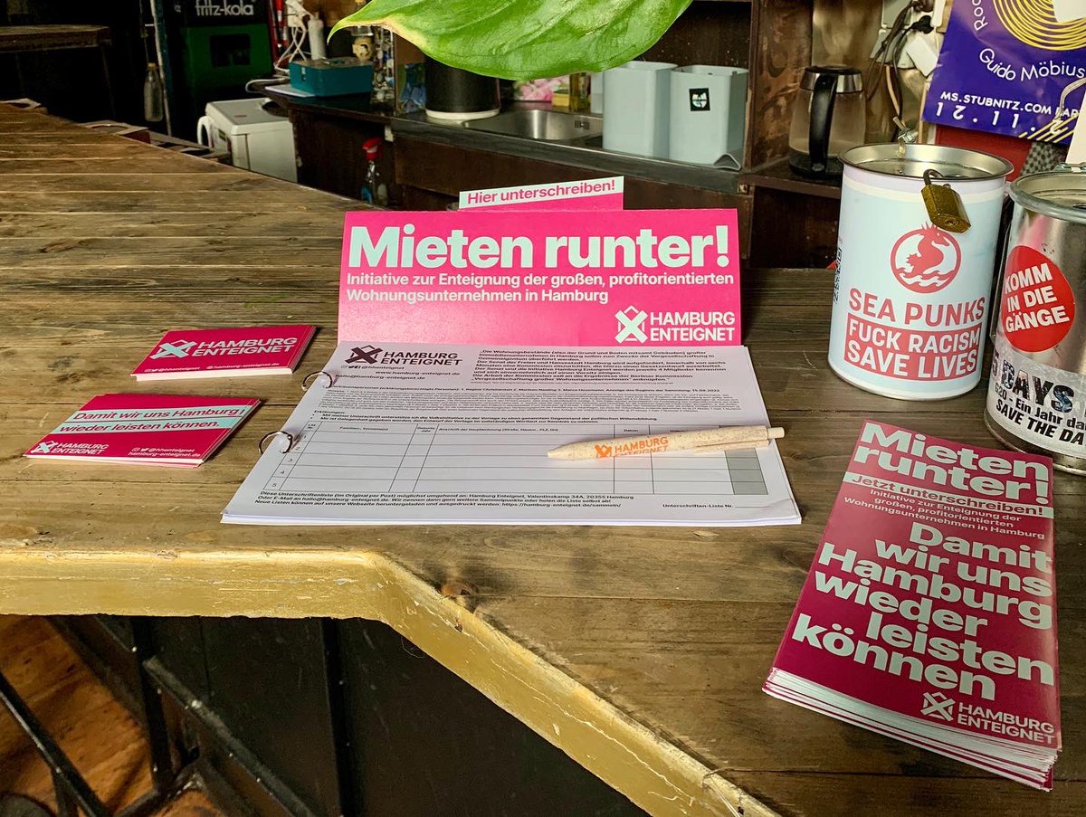 Unterschriften für Enteignung sammeln sich fast von allein. Mit unseren neuen Aufstellern. Wenn Ihr eine Sammelstelle einrichten wollt, schreibt uns oder holt Euch das Material jeden 1 und 3 Mittwoch im  Monat um 19 Uhr bei unserem Plenum in der Jupi-Bar (Caffamacherreihe 37) ab.