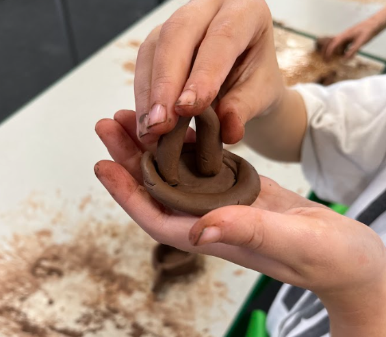 EdwardsHallPri's tweet image. Year 4 experimentation lesson with clay, practising the coiling technique, smearing the clay to smooth it and adding lids/handles. #disciplinedlearningbehaviour #developingtechniques #craftingandimproving