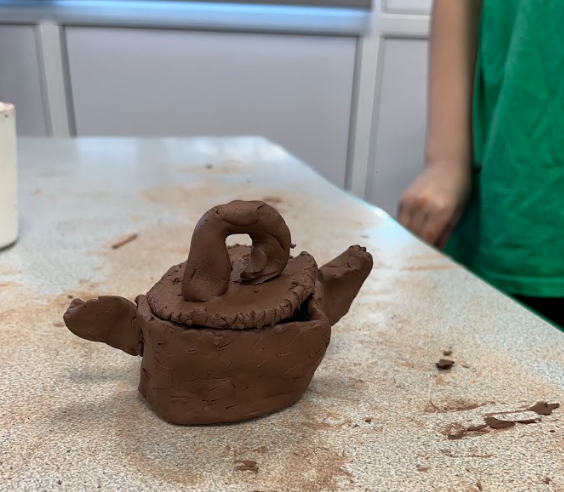 EdwardsHallPri's tweet image. Year 4 experimentation lesson with clay, practising the coiling technique, smearing the clay to smooth it and adding lids/handles. #disciplinedlearningbehaviour #developingtechniques #craftingandimproving
