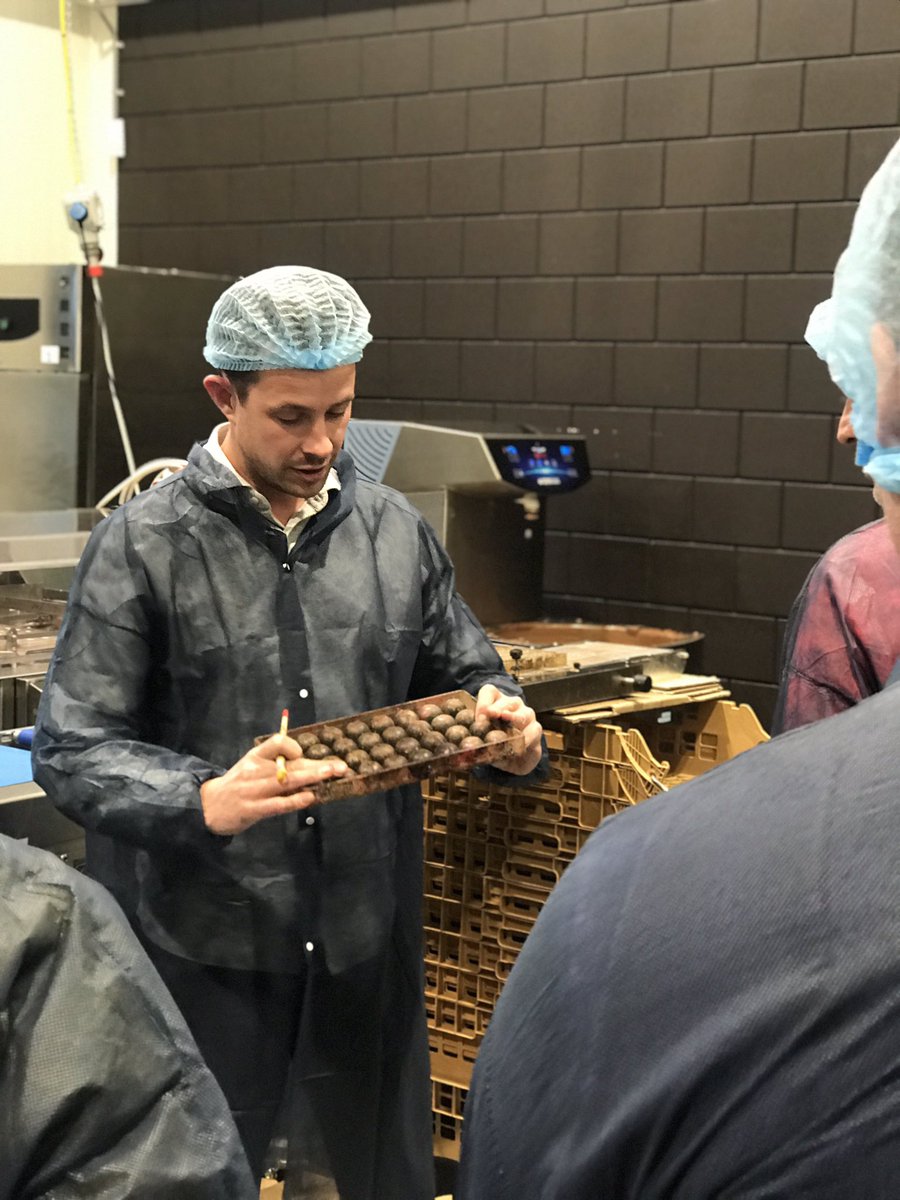 HoogeveenOnStag's tweet photo. Lekkere mentoren kick-off bij #ChocoladeBezorgd! 😋 Unieke bonbons, gemaakt in Hoogeveen!  Mentoren van @RvECactueel en @RSGWolfsbos zijn nu klaar om alle 850 #vmbo-lln intensief te begeleiden richting #Beroepenfeest en #DoeDag #vmbodoetertoe https://t.co/xuSHTlHs7l