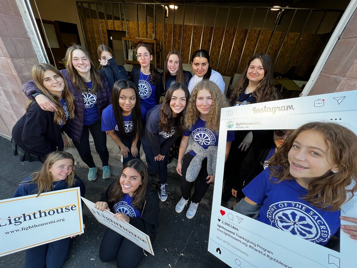 SacredHeartMI's tweet photo. Another great year partnering with @lighthouse_mi to make Thanskgiving brighter for southeastern Michigan families. Thanks to all of our Sacred Heart families for their donations and the Lighthouse staff for helping our students live the mission! #ASHDifference https://t.co/xcNmPlqmfM