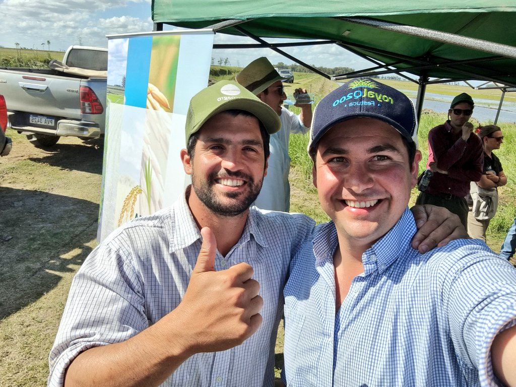 PolachoApolant's tweet photo. Muy buena jornada de @ACAoficial. Área demostrativa sembrada en la línea sobre taipa vs testigo sembrado en la línea sobre laboreo previo. Apuntando a la eficiencia, 
➕Arroz ➕margen. 
@INIA_UY https://t.co/7mvctgbIvV