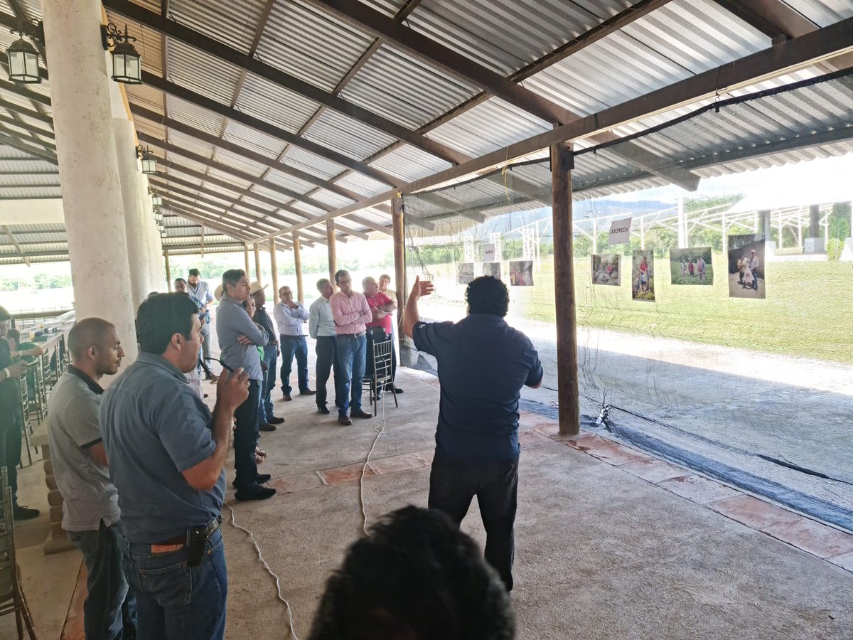 jdmartinezsalga's tweet photo. Estamos en Chiquimula en la primer reunión del Hub de innovación del Oriente de Guatemala. El objetivo de esta reunión es generar las bases para la construcción de un esquema de desarrollo regional agroalimentario basado en la investigación. Sigue avanzando #AgriLACResiliente. https://t.co/wpEiXmHjNP