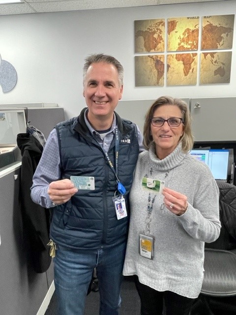 Jet Bridge Masters Jason & Lezli get their 'cup of Joe' for being instrumental in the set-up of DENs newest gates. These too are reflective of #NoSmallRoleInSafety. Thanks for always keeping the bridges safe. @rad2956 @MattatUnited @JohnK_UA @AOSafetyUAL