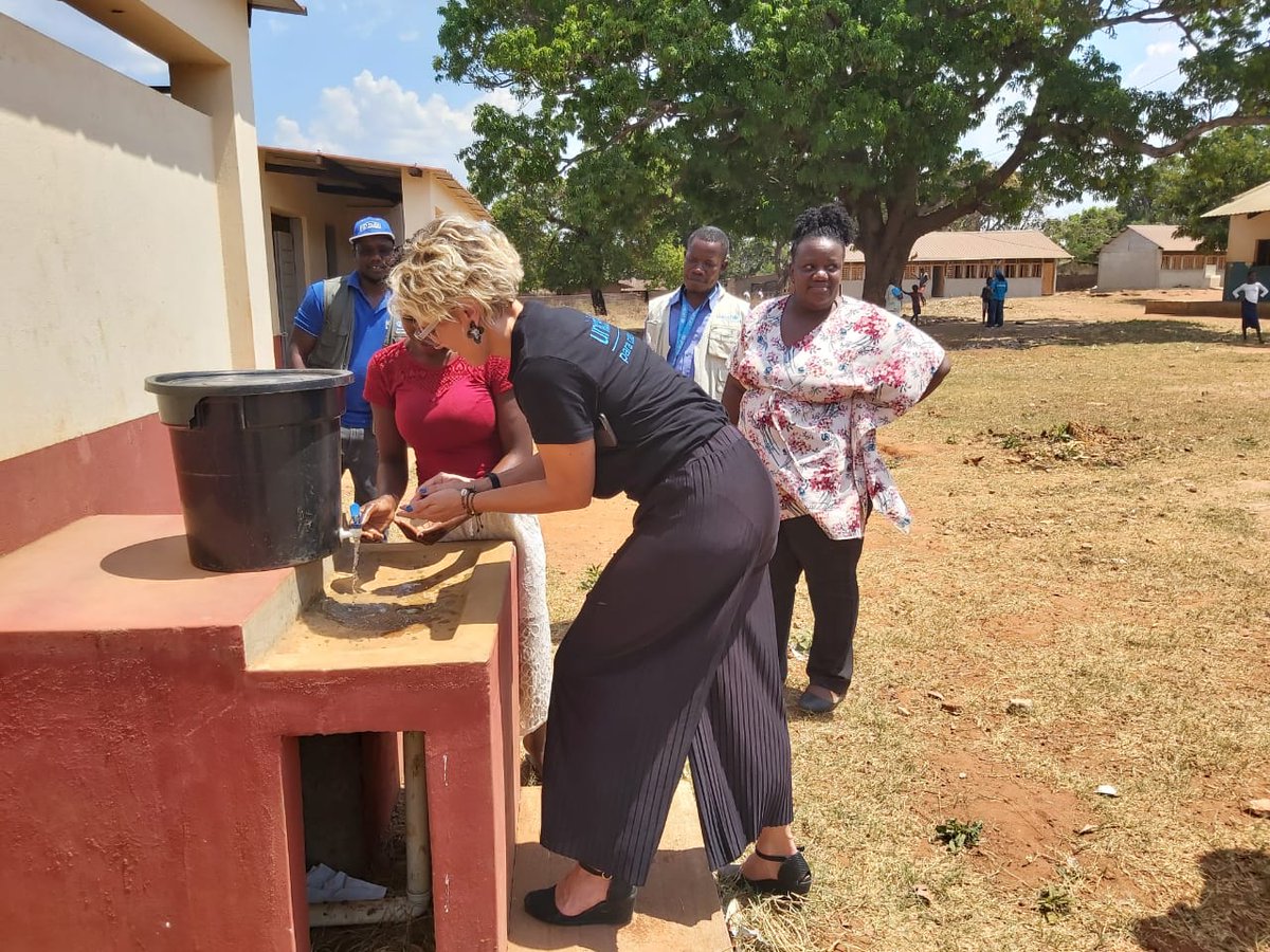 J77Katarina's tweet photo. Having fun and discussing the importance of #WASH in #schools with #adolescent #girls in the village of #Corrane @UNICEF_Moz supports the #construction of #toilets and hygiene promotion, including #MHM, in this school with more than 2000 pupils.What would you do without a toilet? https://t.co/8STMSgNv09