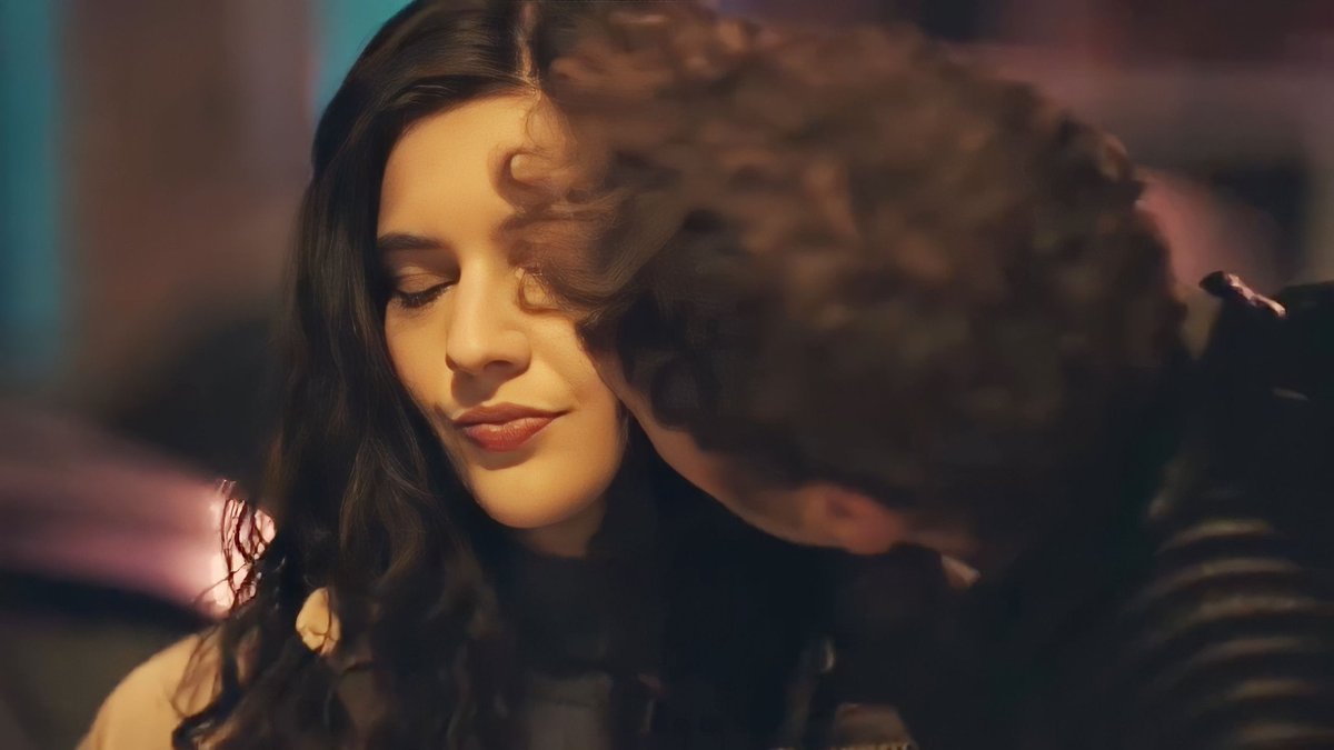 Gizembutbored's tweet photo. -Akşam ki çiçek için teşekkür ederim Aylin 
- Rica ederim 
 Ve Araz da hediyesini verip uzaklaşır.  #ArLin #GelsinHayatBildiğiGibi https://t.co/nTDPKz756E