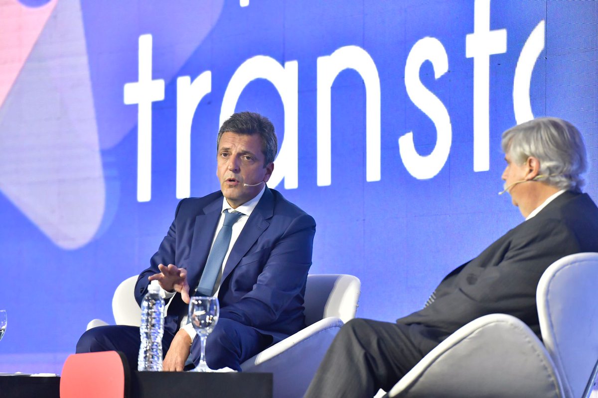 RodrigoMolinos's tweet photo. #ProducirTransforma “La economía argentina tiene 3 turbinas y hay una que depende del consumo y mercado interno, pero las otras 2 que son inversión y exportaciones, necesitan que tengamos acciones del sector público para hacerlas crecer", Sergio Massa en #ConferenciaIndustrialUIA https://t.co/lgq9z8j8En