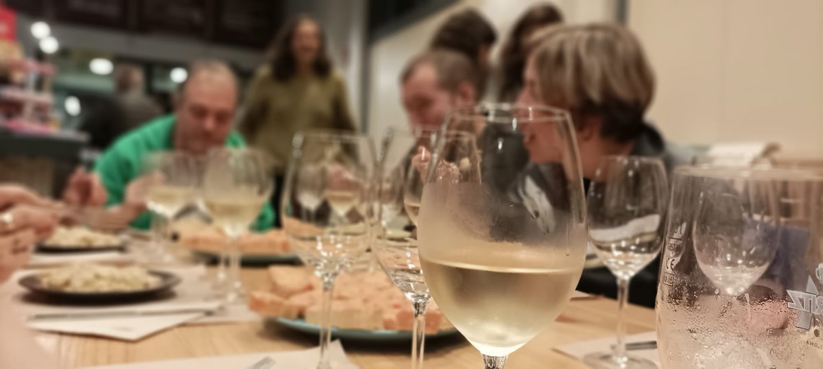 lagueralda_cpv's tweet photo. 🍷 Acabada la 2a sessió d'#Arrelades, el cicle del tast de vins de 🔥La Gueralda🍃
Avui amb el celler Les iaies de La Llacuna i, com sempre, amb el maridatge de l'equip de La Taverna de La Gueralda... Deliciós! 🤩 https://t.co/mhFwFcWRRQ