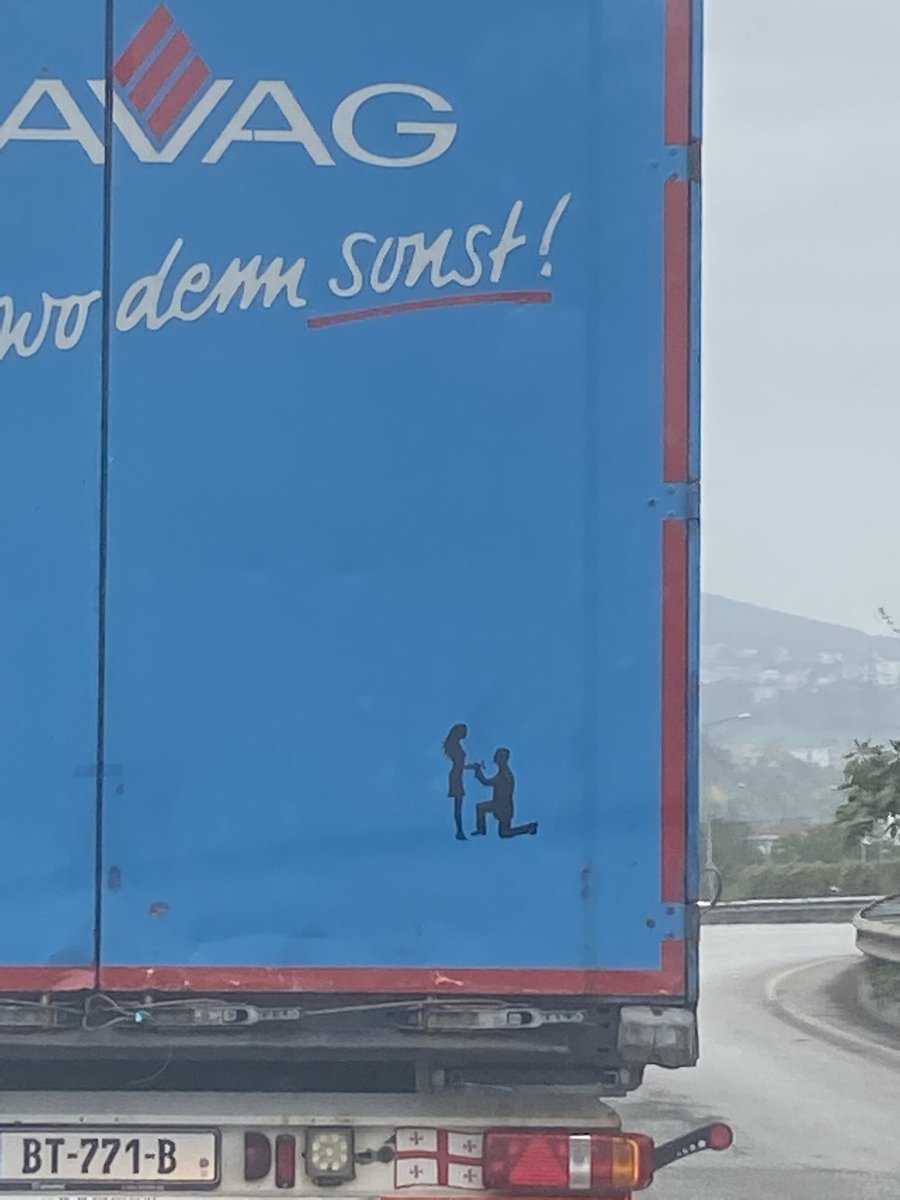 Kardeşim sen tırcısın ne bu diz çökmeler falan gel pavyona gidelim