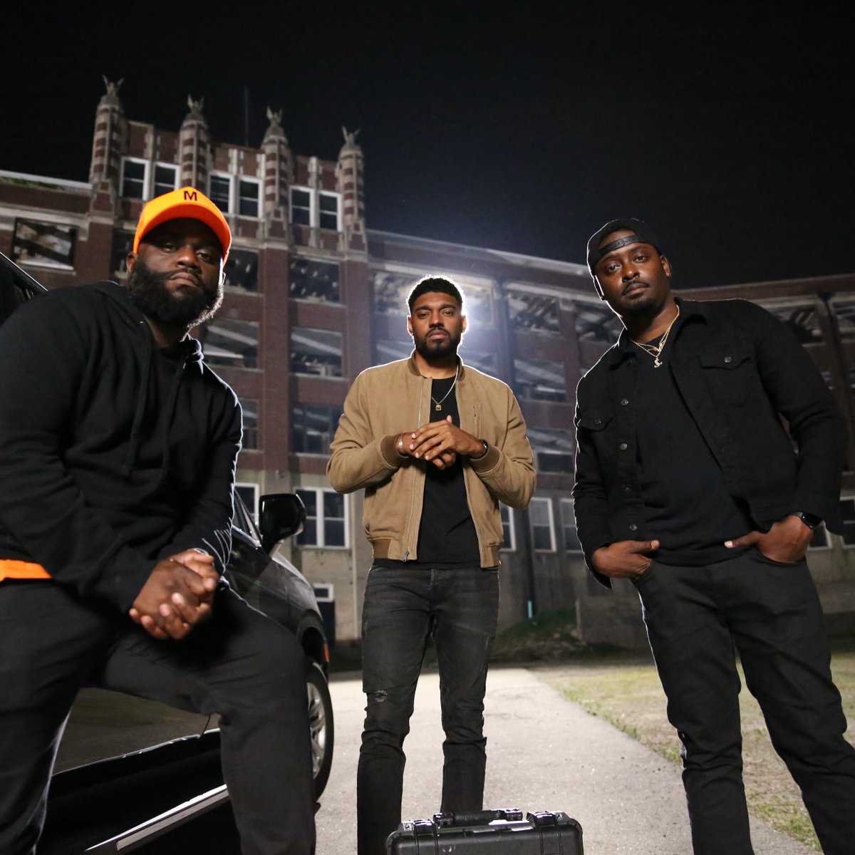 discoveryplus's tweet image. The Ghost Brothers are checking into the infamous Waverly Hills Sanatorium, but they are not alone. 🏥

Stream the season finale of #GhostBrothers: Lights Out tomorrow, November 11, on #discoverplus.