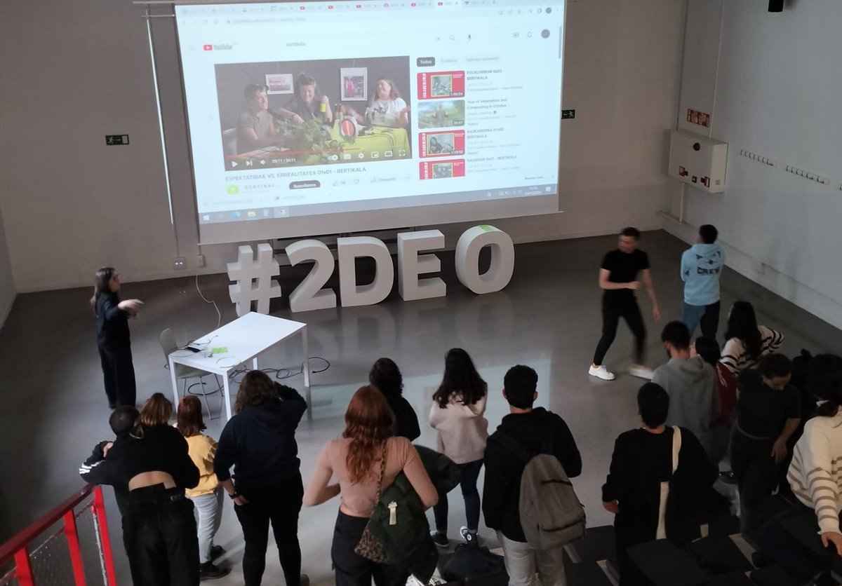 Huhezi's tweet photo. #IKO Ikus-entzunezko Komunikazioa graduko 4. mailako ikasleak @tabakalera|n izan dira  #2deo ezagutzen "Formatu eta eduki berriak sortzea" moduluaren baitan 
🔗 https://t.co/PsWEFtrp4t @MUnibertsitatea #LearningFromFuture https://t.co/tqIohKbSV0
