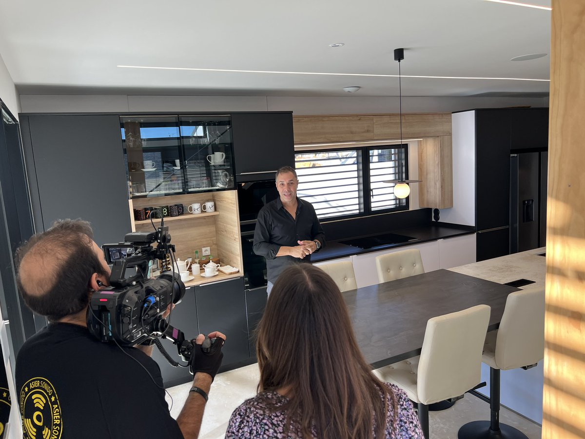 Hoy hemos tenido el placer de recibir al programa <a href="/TocTocTM/">TocTocTelemadrid</a> de <a href="/telemadrid/">Telemadrid</a> en nuestro showroom. #CasaSophia. Se emitirá en enero en la nueva temporada, no os lo perdáis porque habrá grandes sorpresas y podréis conocer esta vivienda tan #sostenible gracias <a href="/FlaviaBertolini/">Flavia</a>