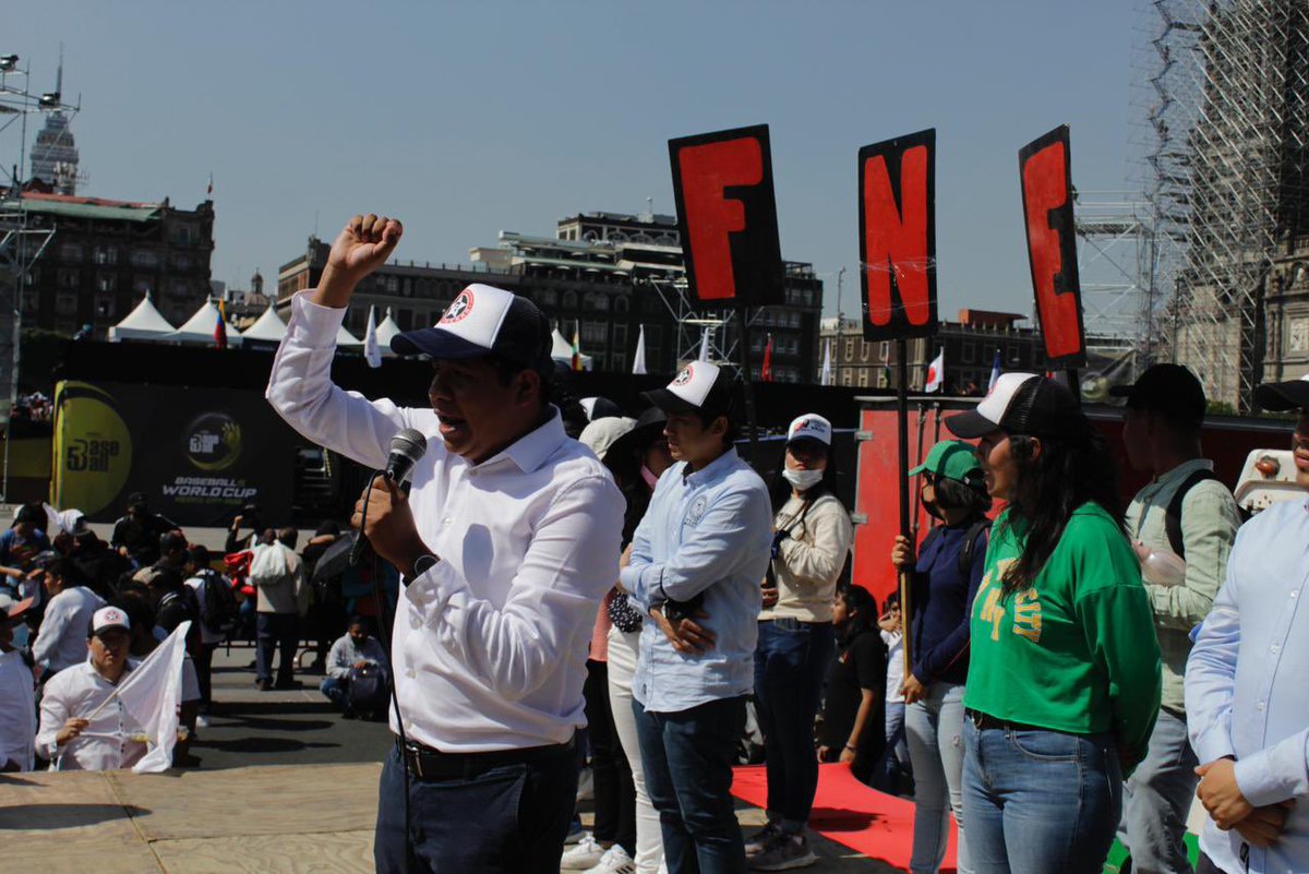 FNERRR_NACIONAL's tweet photo. Estudiantes denuncian olvido de la crisis educativa en el PEF 2023, y exigen un presupuesto justo
 
Ciudad de México. – Jóvenes agremiados a la @FNERRRCENTRAL este jueves exigieron una asignación justa al presupuesto educativo en el PEF 2023. https://t.co/9Tl1e9jAJf