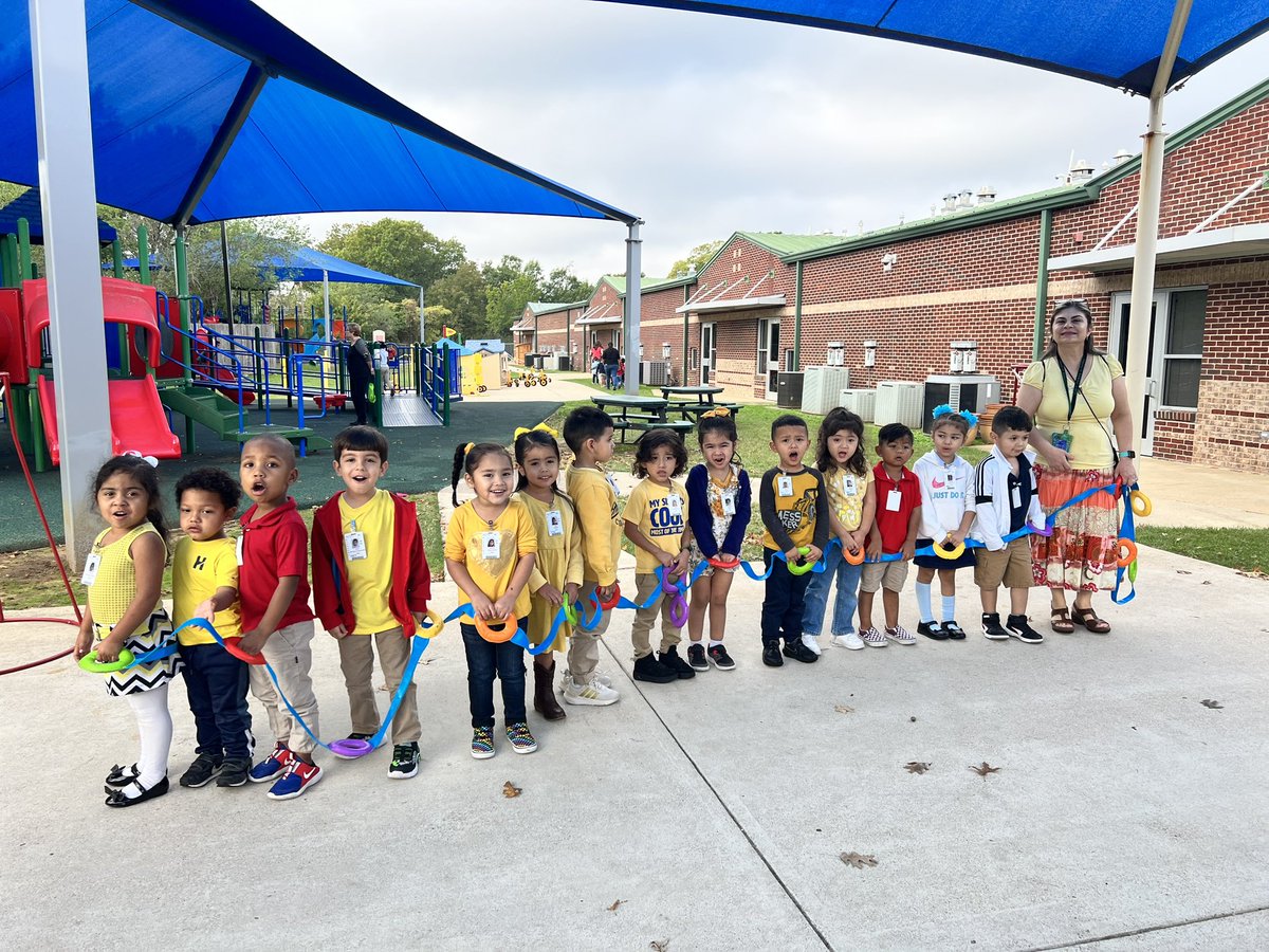 We love Fall! 🍁🍂 #FallColorFunDay <a href="/KinkeadeECS/">Kinkeade ECS</a> <a href="/MrsFloyd0419/">Delicia Floyd</a>