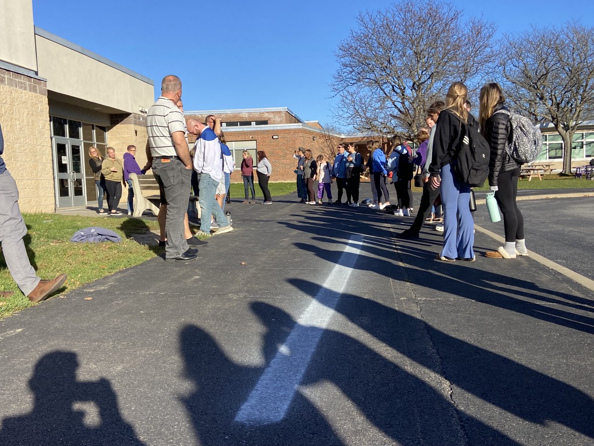 Mike_Photograph's tweet photo. Voorheesville students and staffed lined the sidewalk outside the gymnasium as the Voorheesville cross-country team came out to practice before their NYSPHSAA meet this Saturday at Vernon-Verona-Sherrill HS. @theAEnews https://t.co/9VxZDt4w3x