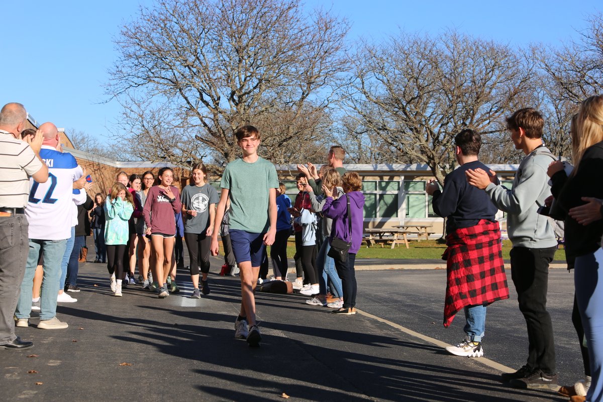 Mike_Photograph's tweet photo. Voorheesville students and staffed lined the sidewalk outside the gymnasium as the Voorheesville cross-country team came out to practice before their NYSPHSAA meet this Saturday at Vernon-Verona-Sherrill HS. @theAEnews https://t.co/9VxZDt4w3x