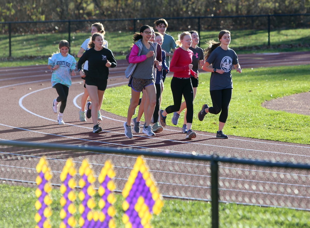Mike_Photograph's tweet photo. Voorheesville students and staffed lined the sidewalk outside the gymnasium as the Voorheesville cross-country team came out to practice before their NYSPHSAA meet this Saturday at Vernon-Verona-Sherrill HS. @theAEnews https://t.co/9VxZDt4w3x