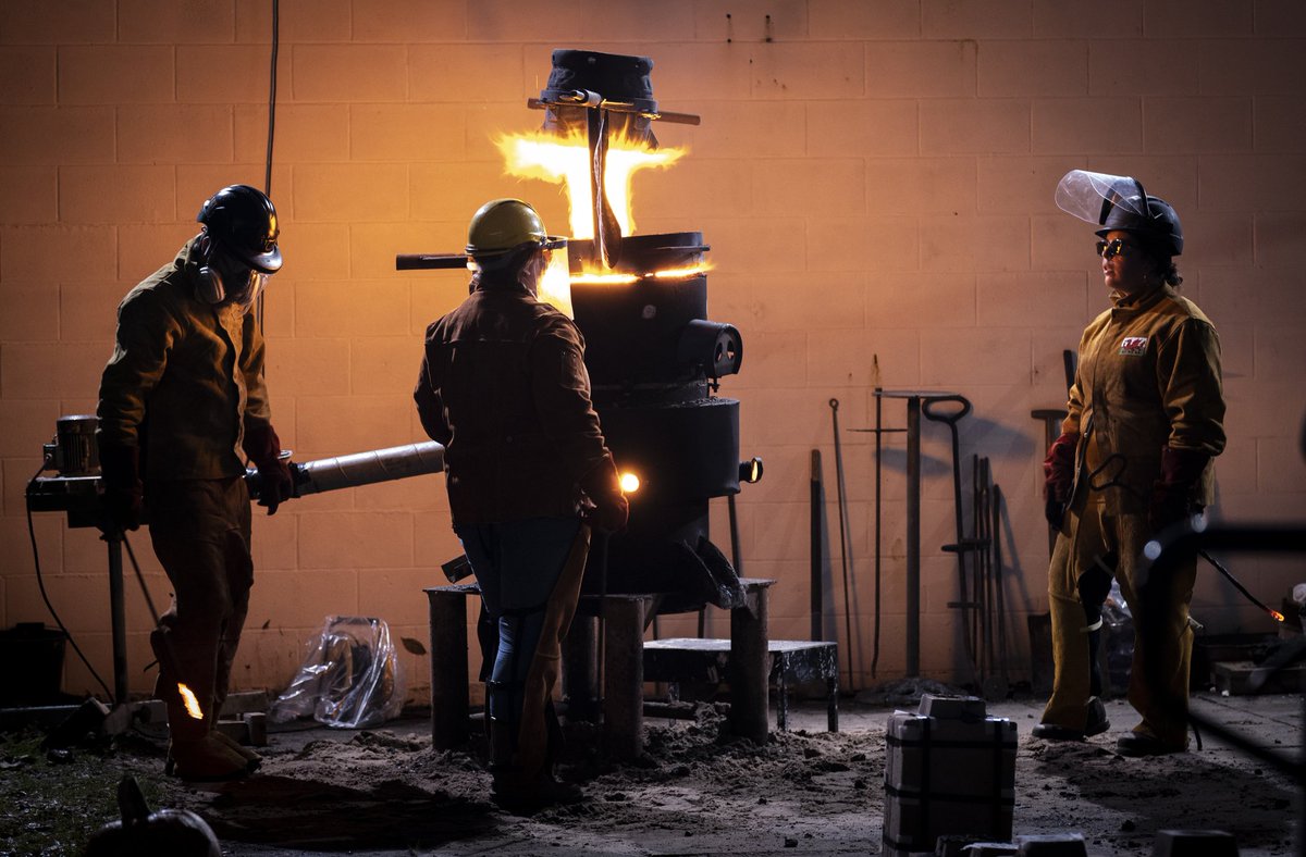 Lisa_Evans92's tweet image. Sculpture Department stealing the show 🔥
Noson Calan Gaeaf iron performance @CarmSchOfArt 
#ironperformance #welshart
