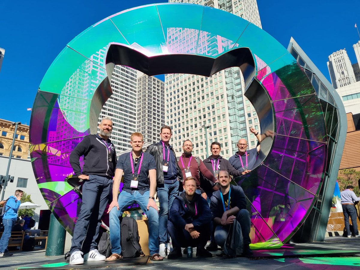 Awesome weather at day 2 of #GitHubUniverse - and an awesome @Xpiritbv team 😎