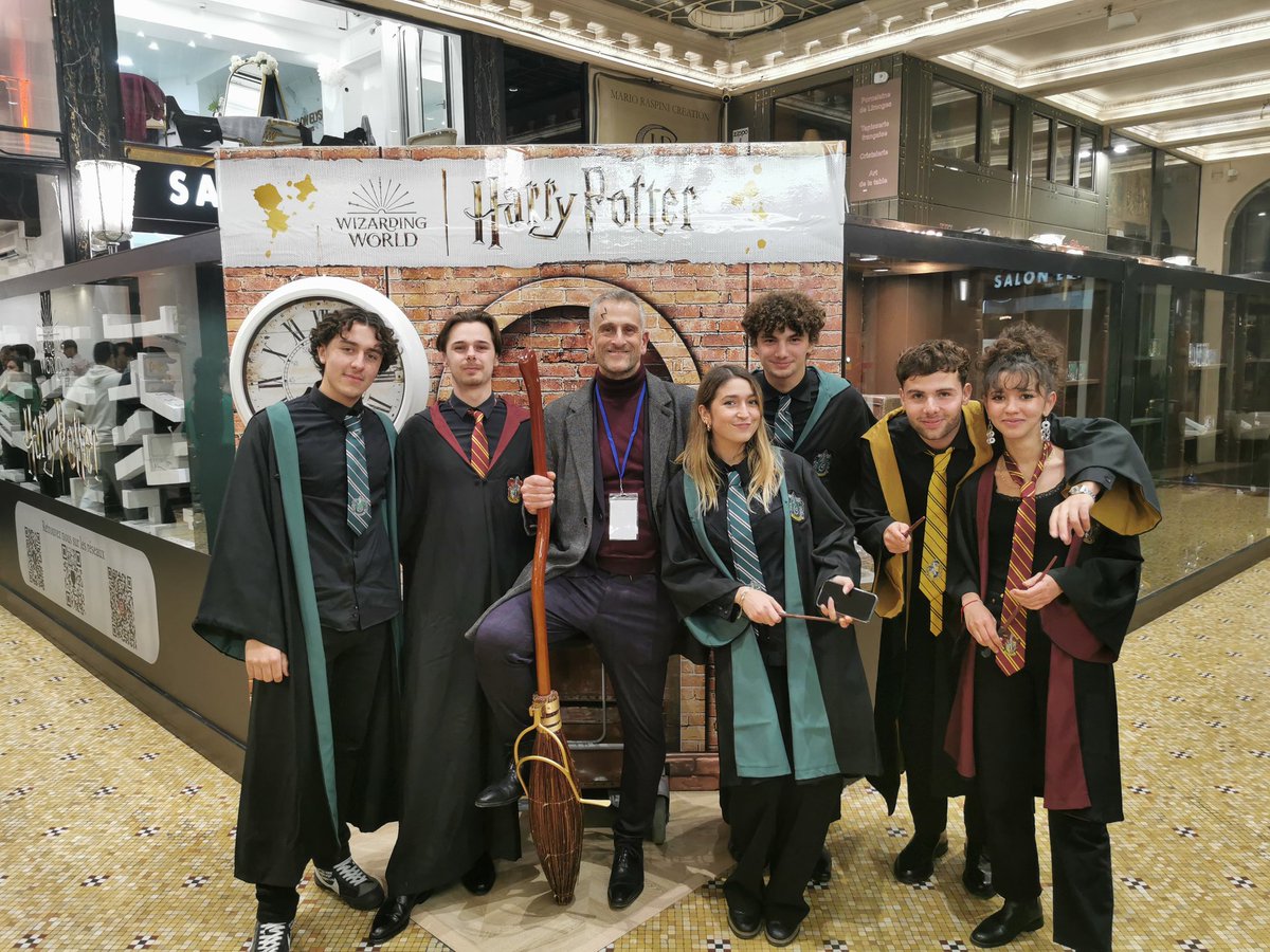 benffbde's tweet photo. Inauguration du pop-up store #HarryPotter au 76 avenue des Champs-Élysées, Paris. Une belle réalisation signée @ArribasAfr. #arribasxpotter https://t.co/WNv6I1XgbI