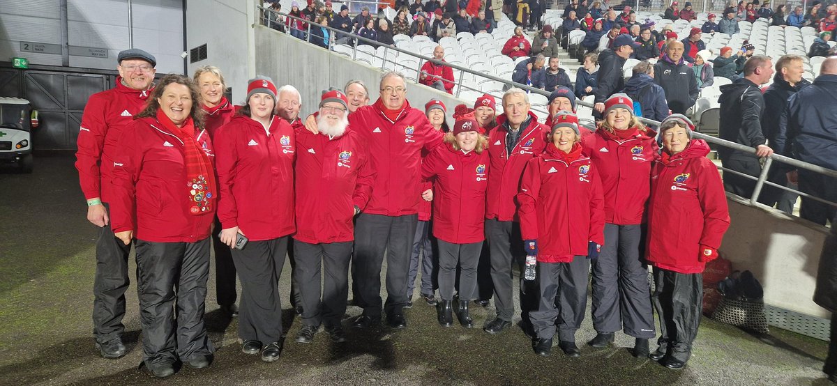 alneenan's tweet photo. #MUNvSAA mrsc choir getting ready to go on to sing SUAF with @Celtic Tenors @MRSC16 @threeredkings @MRSC16 https://t.co/jVA1oU3QM5