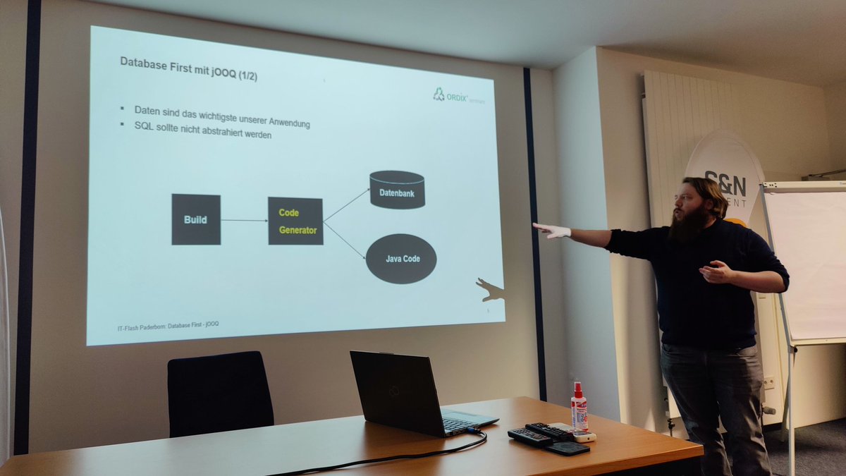 ChristophBorow1's tweet photo. Danke allen Teilnehmern, Referenten und dem Ausrichter @sncqm des 13ten #ITFlash für den gelungenen Abend mit Vorträgen zu #lowcode, #jooq und #Matter. Hat mal wieder viel Spaß gemacht! https://t.co/02PVzbDHaH