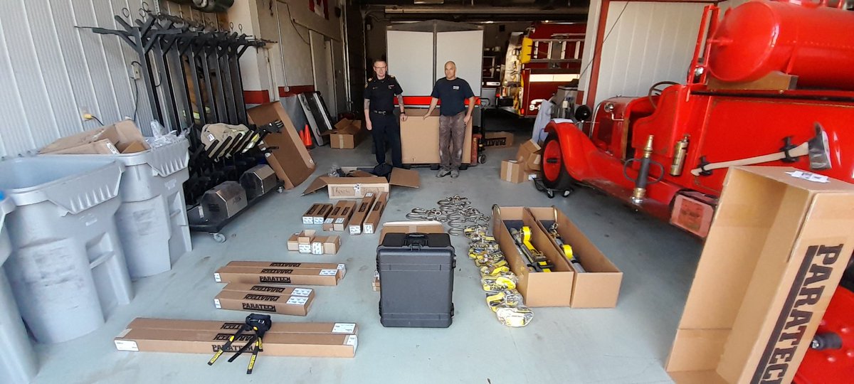 JP_AJSTONE_FIRE's tweet photo. Congrats to Strathroy Caradoc for their recent delivery of vehicle Stabilization and Lift bags. Multiforce Lift Bag, Maxiforce Lift bags and Master Control kit, Highway VSK Kit and finally the XR2 Supporter quick deployment struts. Welcome to the Paratech Rescue Team! https://t.co/1xeVeVDub7