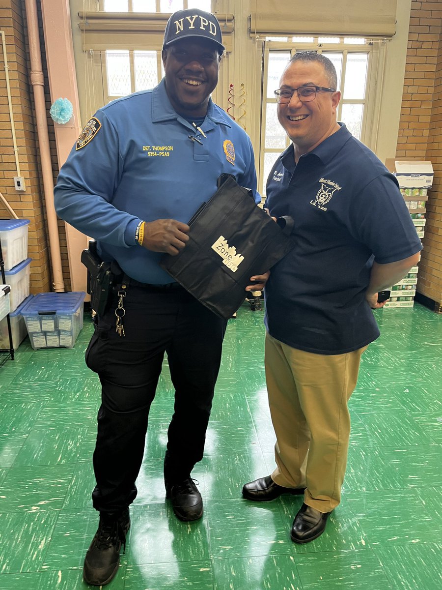 Last week we had the opportunity to host @NYPDPSA9 Det. Thompson at @Is126Q to present on some of the supports that the PSA 9 team provides to students and families living in public housing specifically NYCHA Astoria, Ravenswood & Queensbridge Houses. Thank you for all you do!