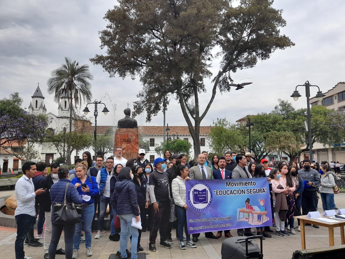 EducSeguraCue's tweet photo. @EducSeguraCue 
#plantón_por_una_educación_segura https://t.co/ko3d7zY6TI